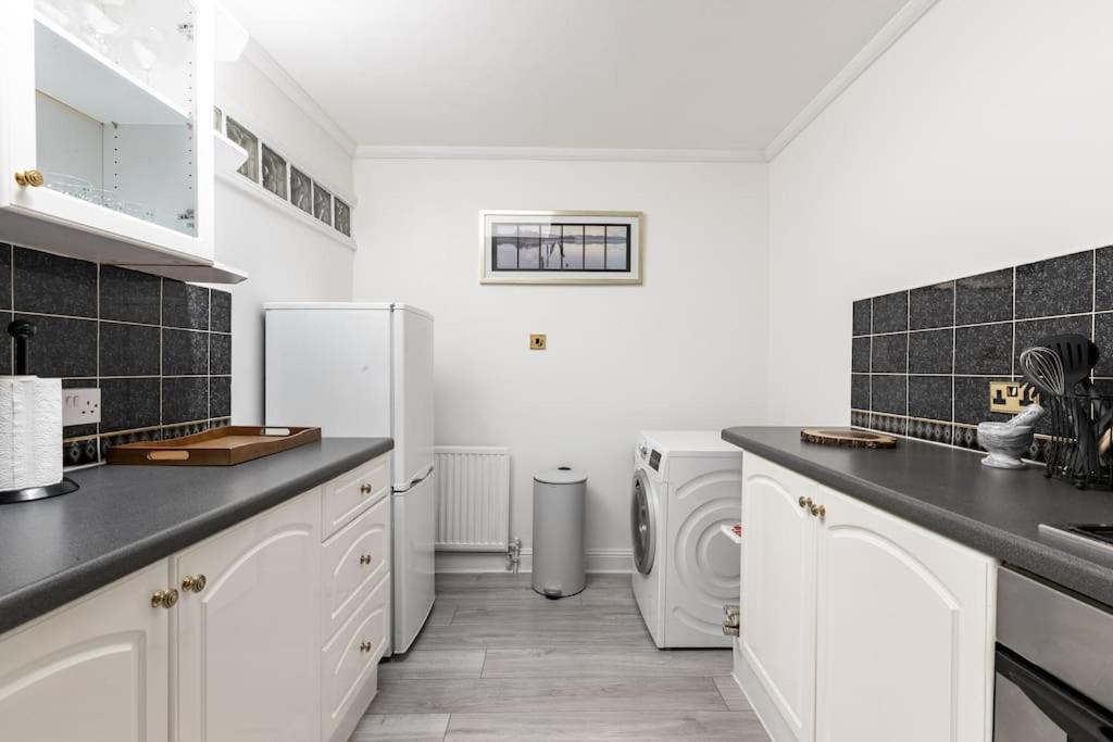 One Bedroom Duplex Apartment Located In Cowley. 牛津 外观 照片